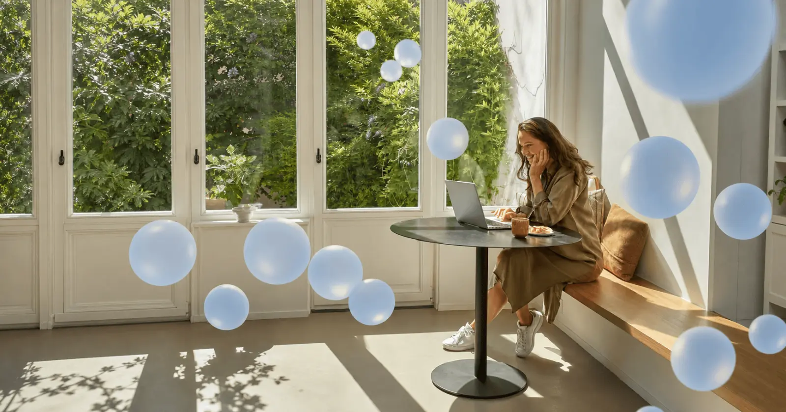 Femeie relaxată într-un living climatizat cu un aparat de aer condiționat Daikin Femeie relaxată într-un living climatizat cu un aparat de aer condiționat Daikin